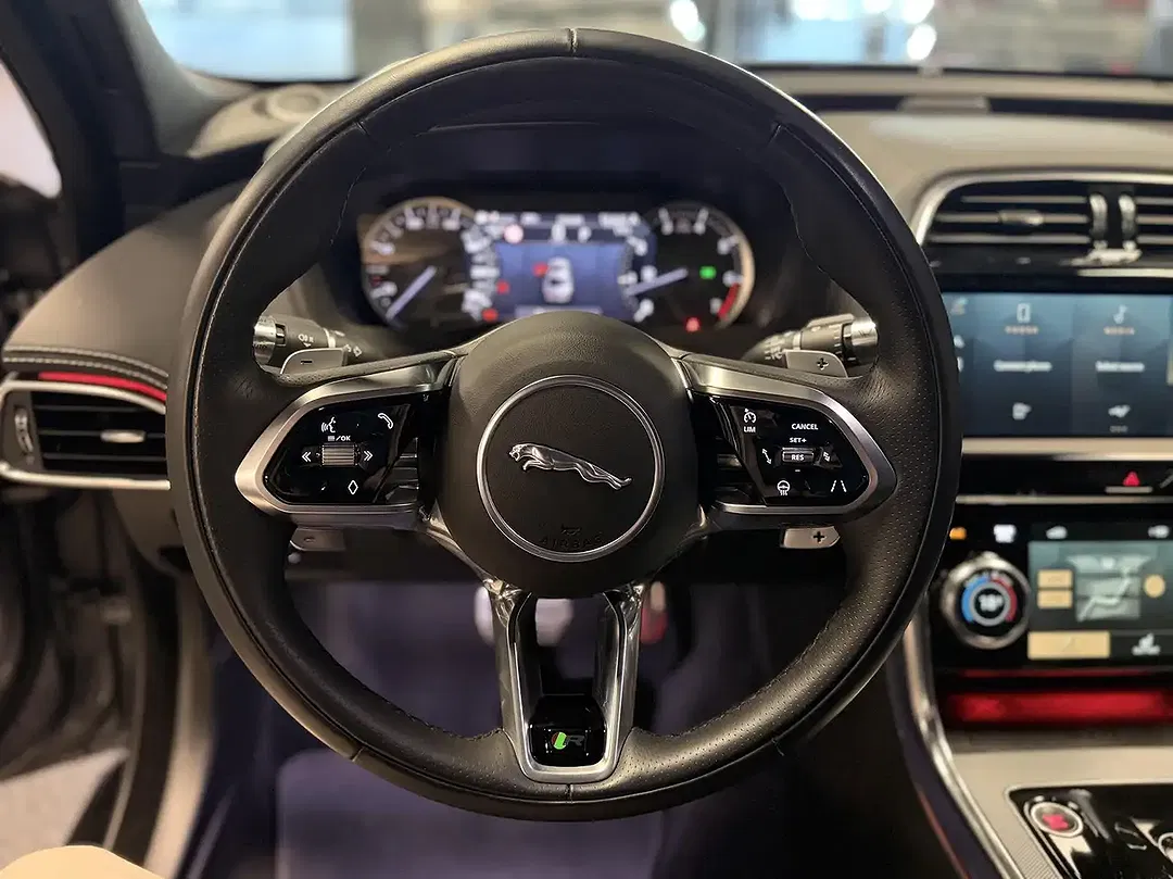 Jaguar XE P300 4x4 R-Dynamic - Thumbnail 11