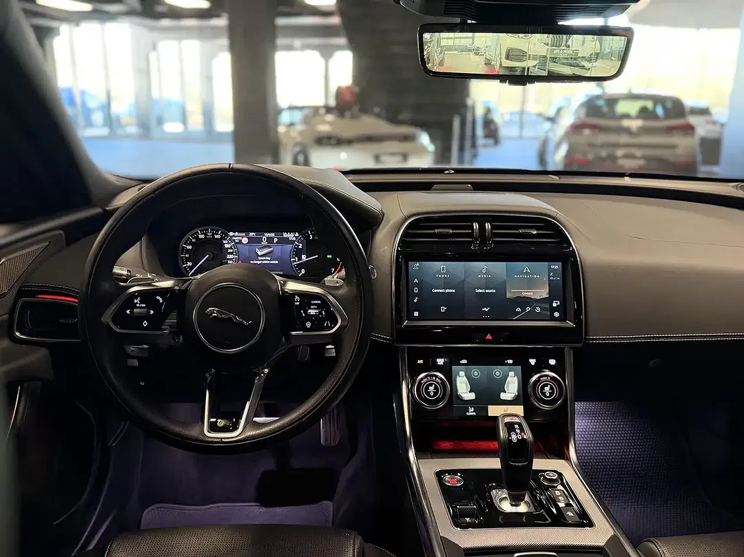 Jaguar XE P300 4x4 R-Dynamic - Thumbnail 12