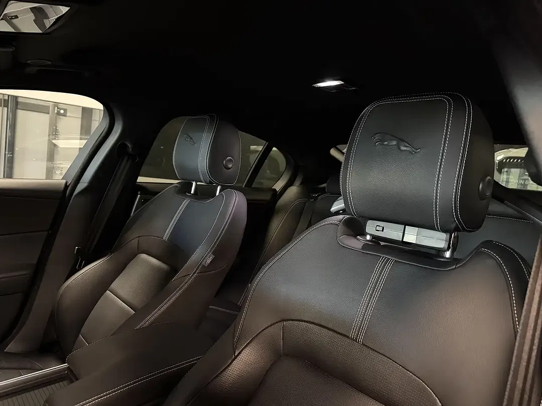 Jaguar XE P300 4x4 R-Dynamic - Thumbnail 13