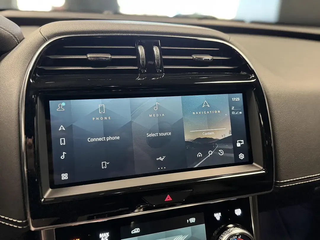 Jaguar XE P300 4x4 R-Dynamic - foto 15
