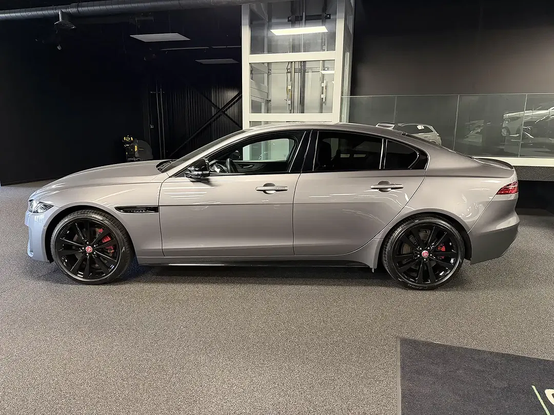 Jaguar XE P300 4x4 R-Dynamic - Thumbnail 4