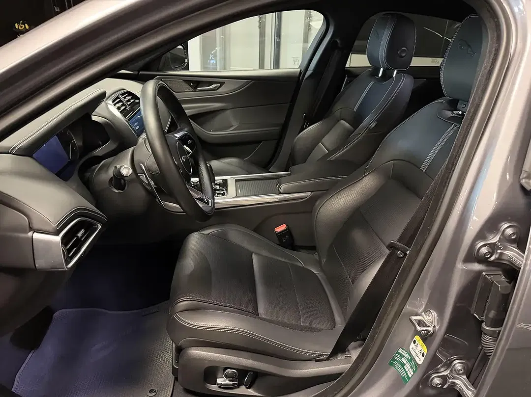 Jaguar XE P300 4x4 R-Dynamic - Thumbnail 7