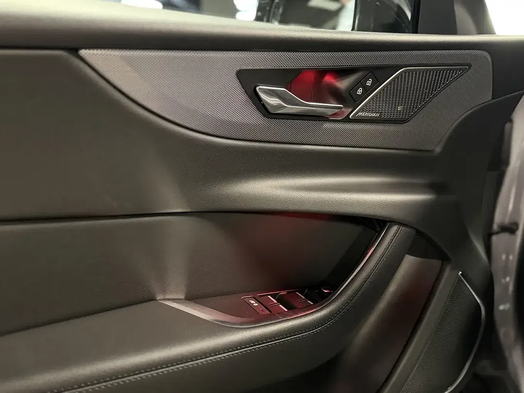 Jaguar XE P300 4x4 R-Dynamic - Thumbnail 8