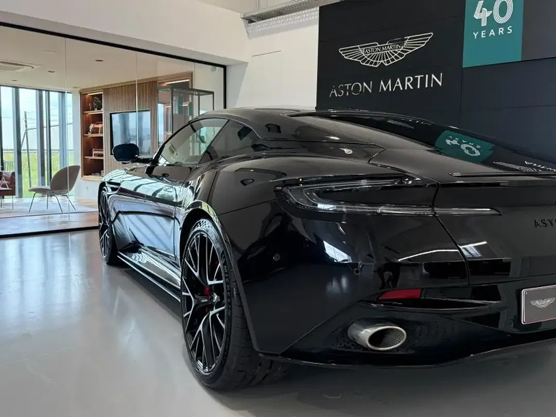 Aston Martin DB12 Coupe - Thumbnail 41