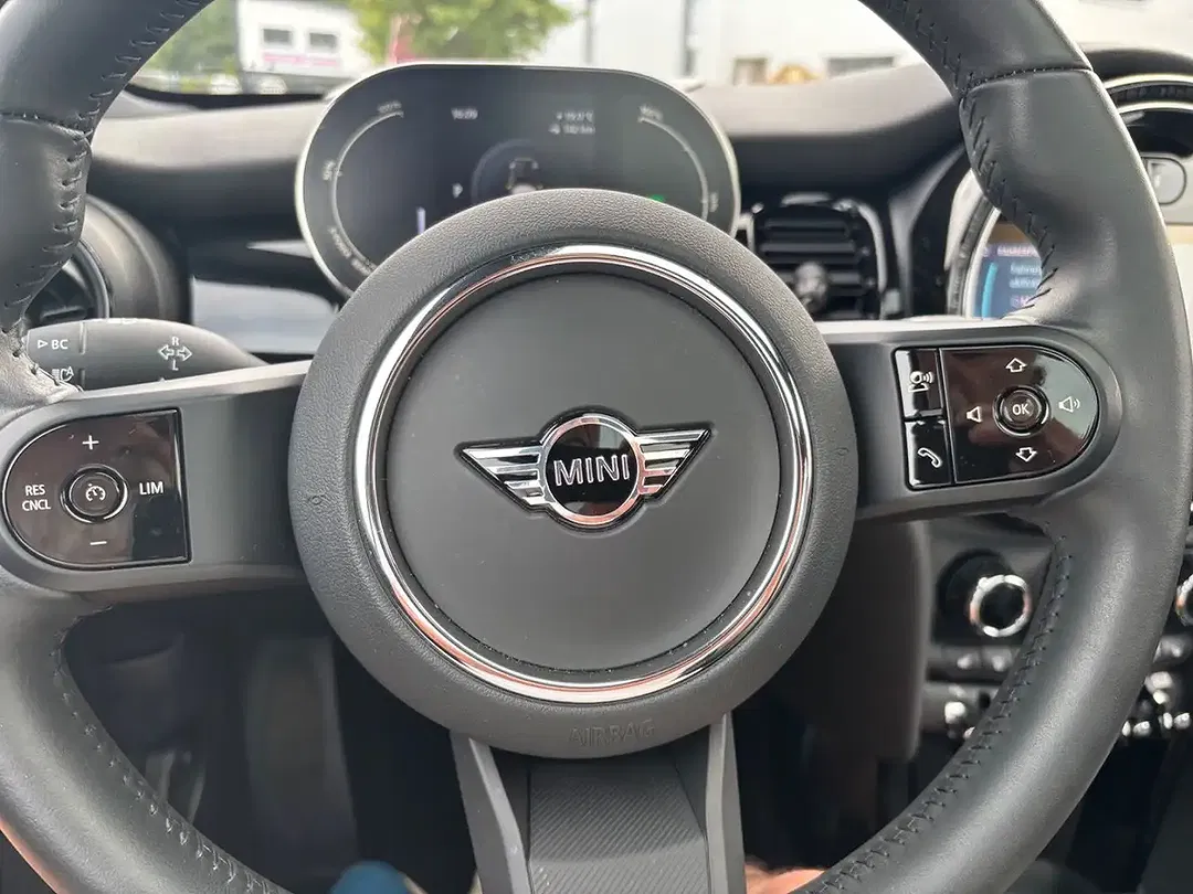 MINI Cooper SE Classic Trim - Thumbnail 10