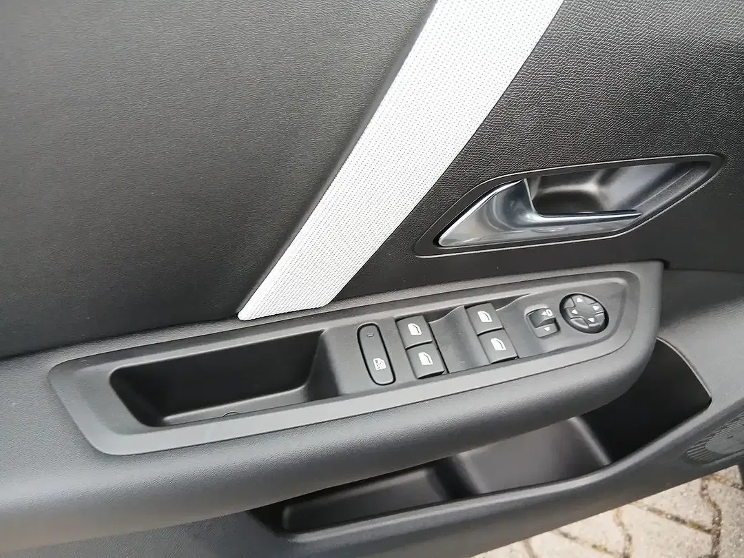 Citroen C4 EAT8 Hybrid Max - Thumbnail 11