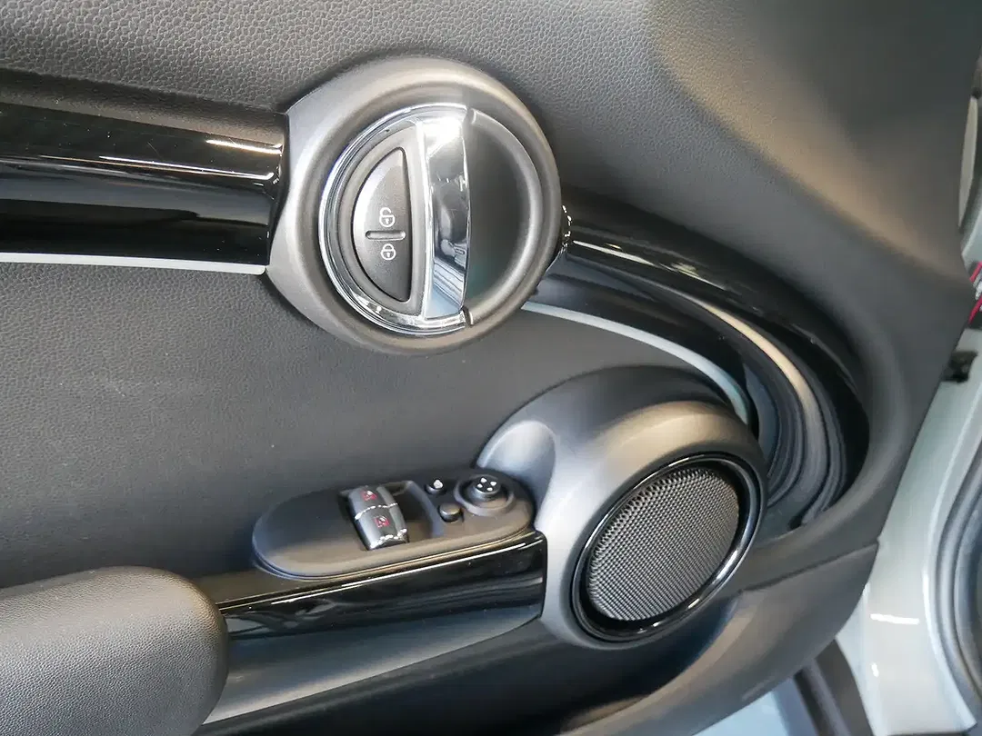 MINI Cooper SE Classic Trim - Thumbnail 11