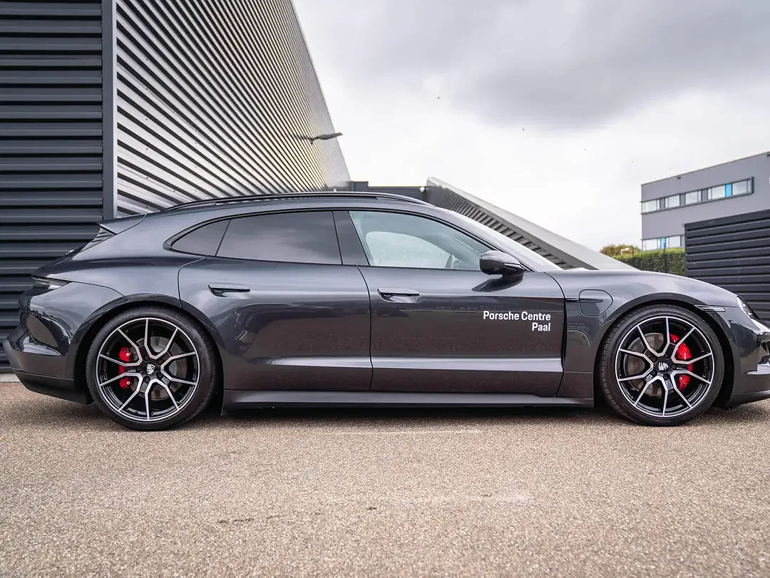 Porsche Taycan Sport Turismo - Thumbnail 4