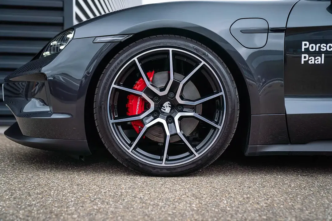 Porsche Taycan Sport Turismo - Thumbnail 6