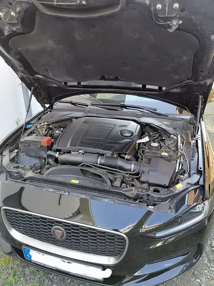 Jaguar XE S - Thumbnail 10