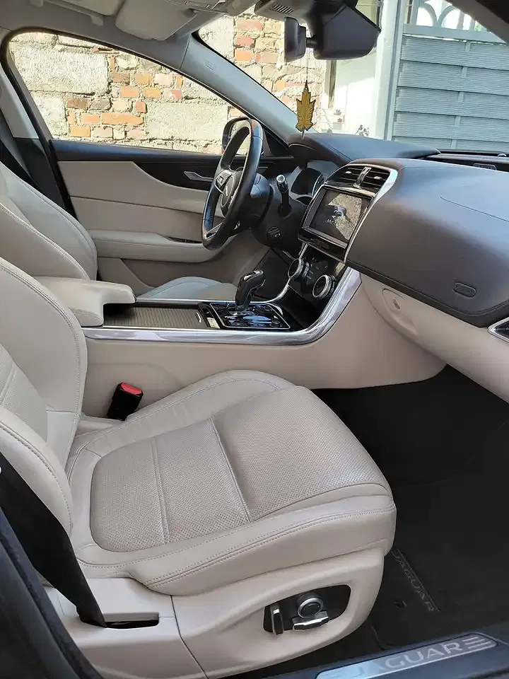 Jaguar XE S - Thumbnail 11