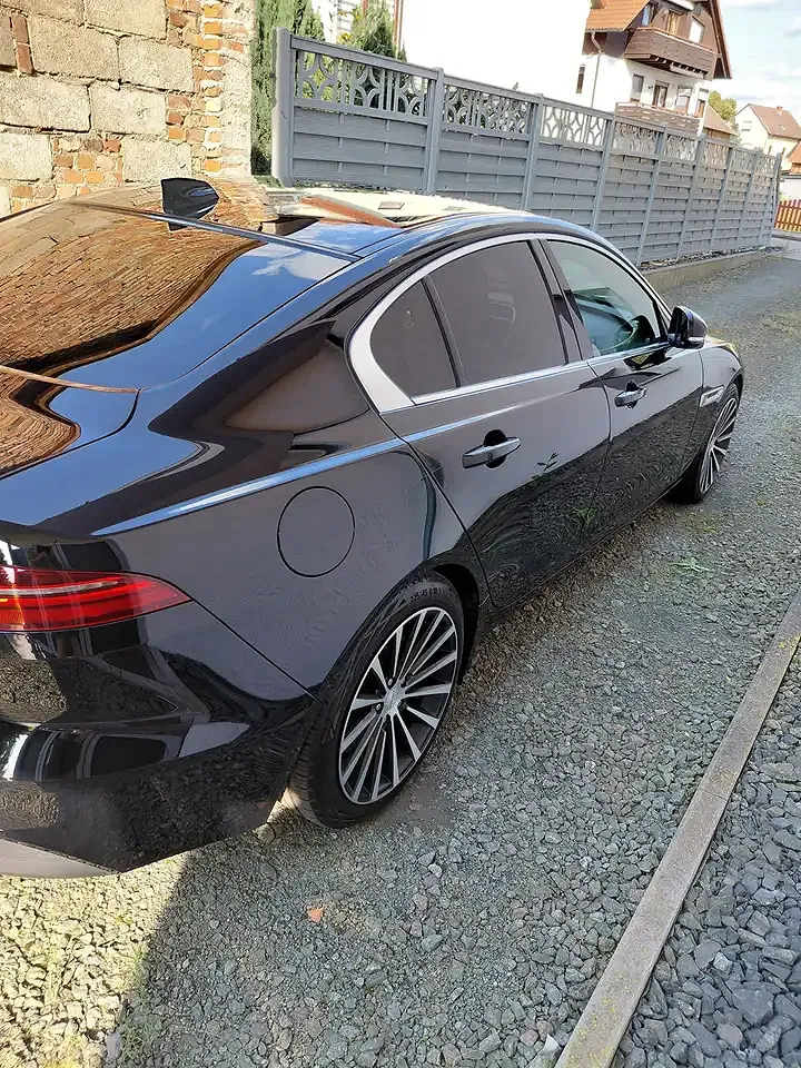 Jaguar XE S - Thumbnail 3