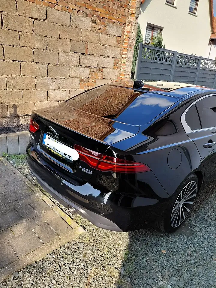 Jaguar XE S - Thumbnail 4