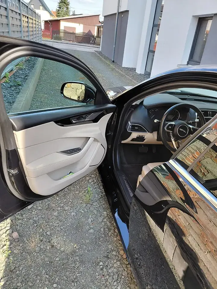 Jaguar XE S - Thumbnail 6
