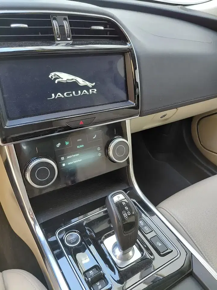 Jaguar XE S - Thumbnail 7