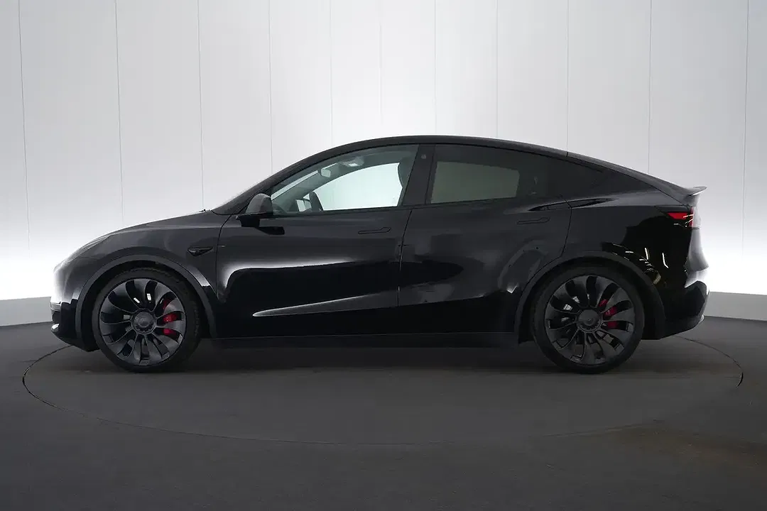 Tesla Model Y Dual Motor Performance Long Range - Thumbnail 3