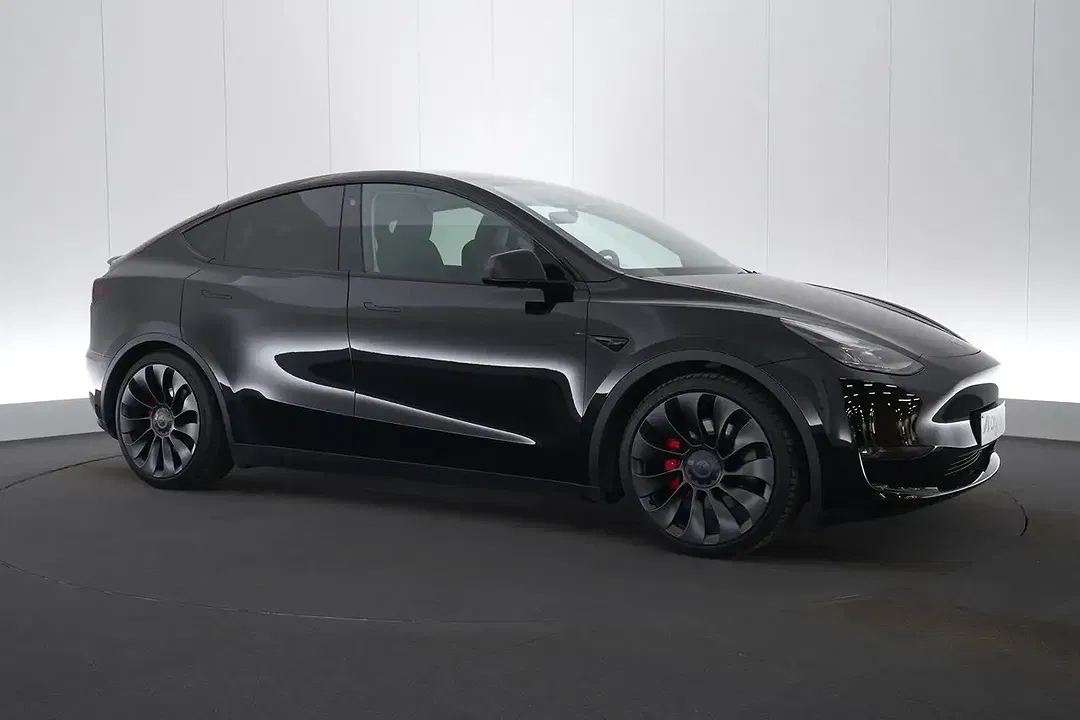 Tesla Model Y Dual Motor Performance Long Range - Thumbnail 4