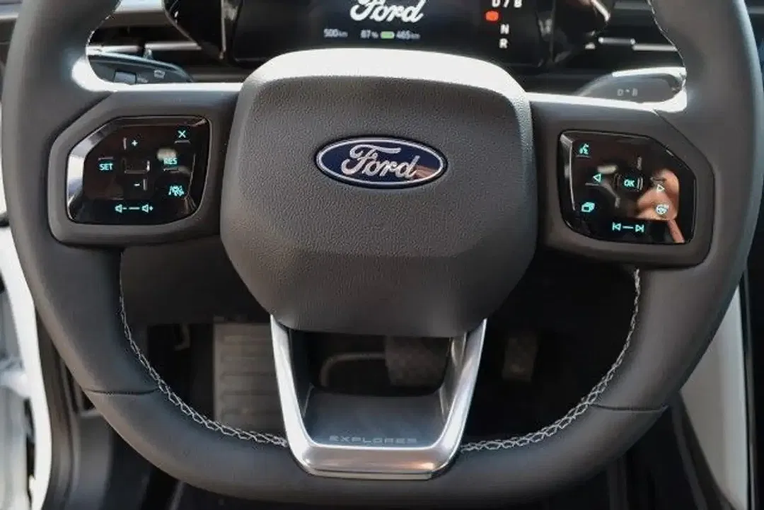 Ford Explorer - Thumbnail 11