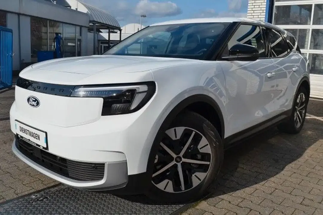Ford Explorer - Thumbnail 3