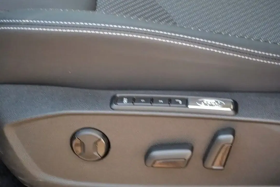 Ford Explorer - Thumbnail 9