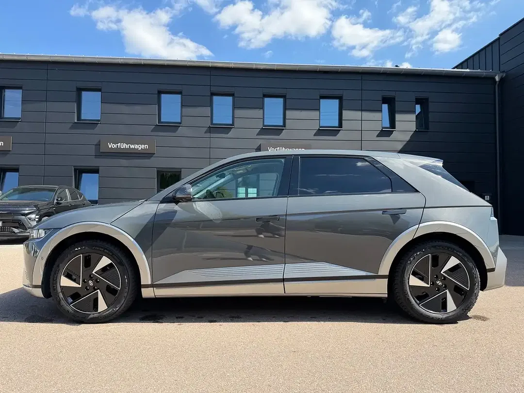 Hyundai IONIQ 5 - Thumbnail 3