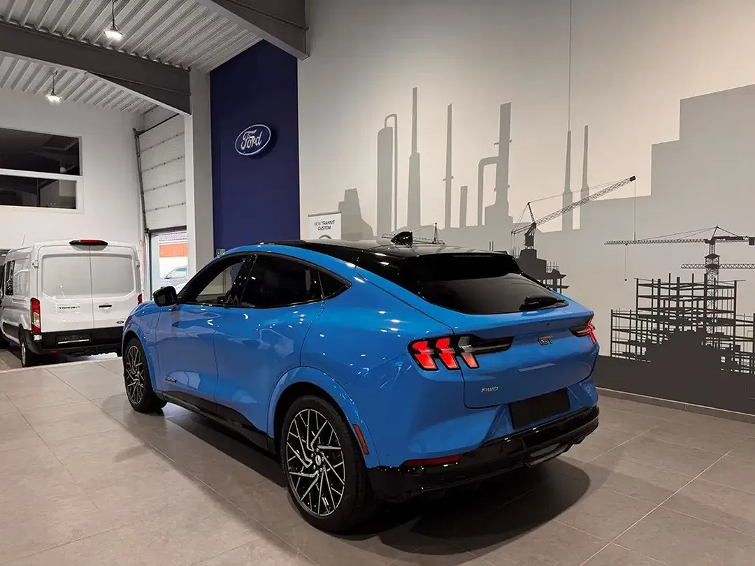 Ford Mustang Mach-E 4x4 GT - Thumbnail 4