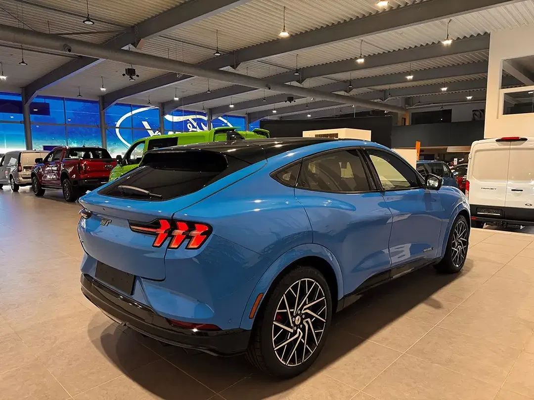 Ford Mustang Mach-E 4x4 GT - Thumbnail 8