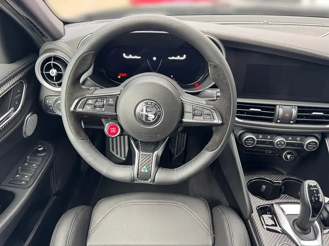 Alfa Romeo Giulia Quadrifoglio - Thumbnail 11