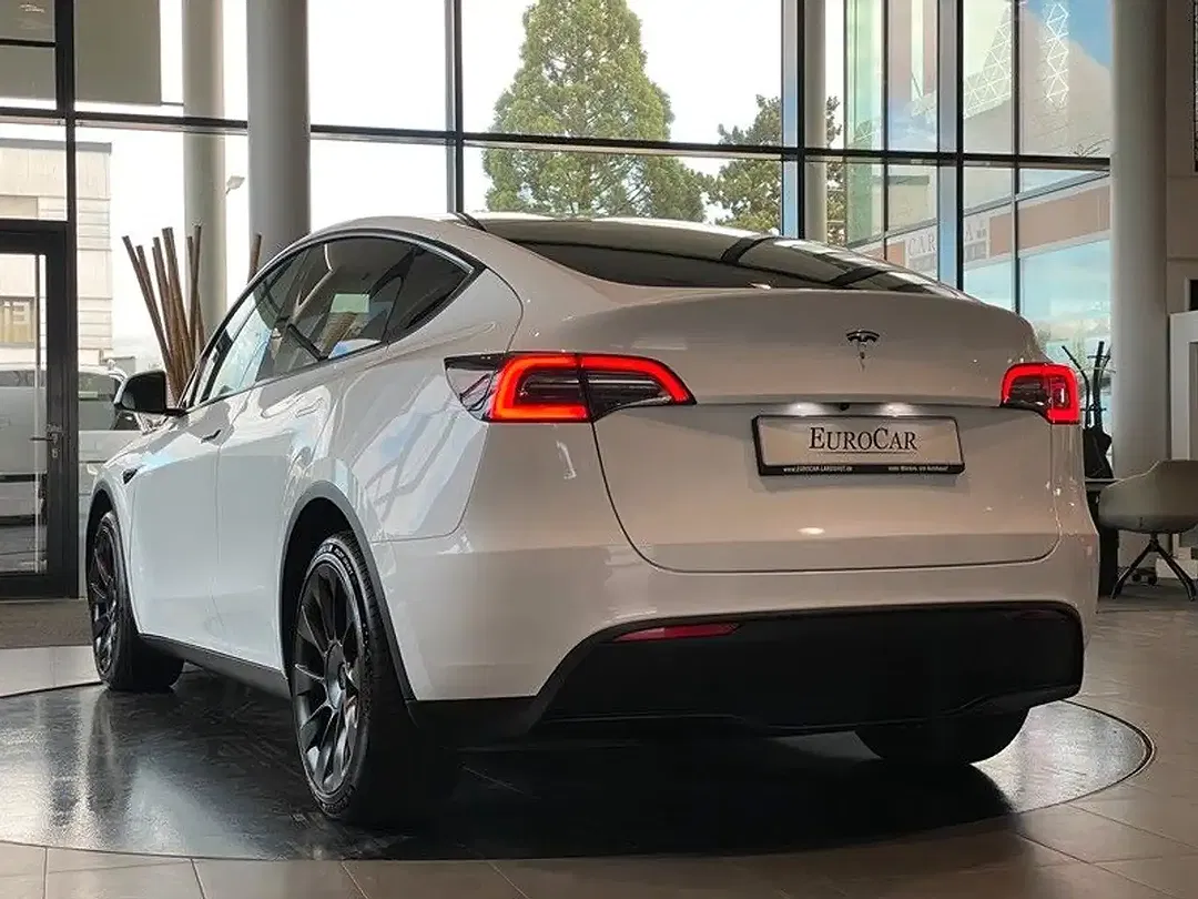 Tesla Model Y RWD - Thumbnail 3