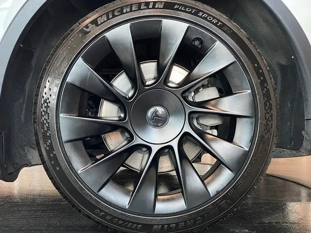 Tesla Model Y RWD - Thumbnail 4