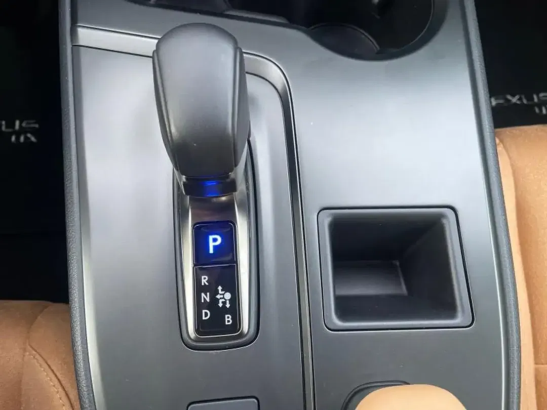 Lexus UX 300h - foto 18