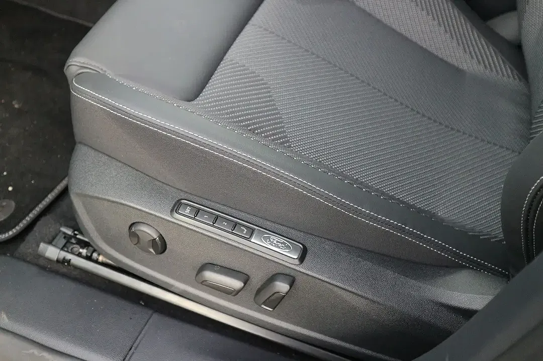 Ford Explorer - Thumbnail 13