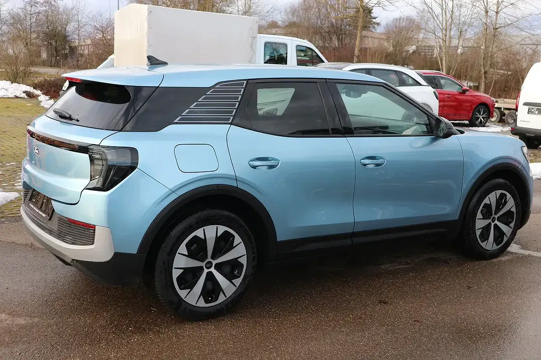 Ford Explorer - Thumbnail 3