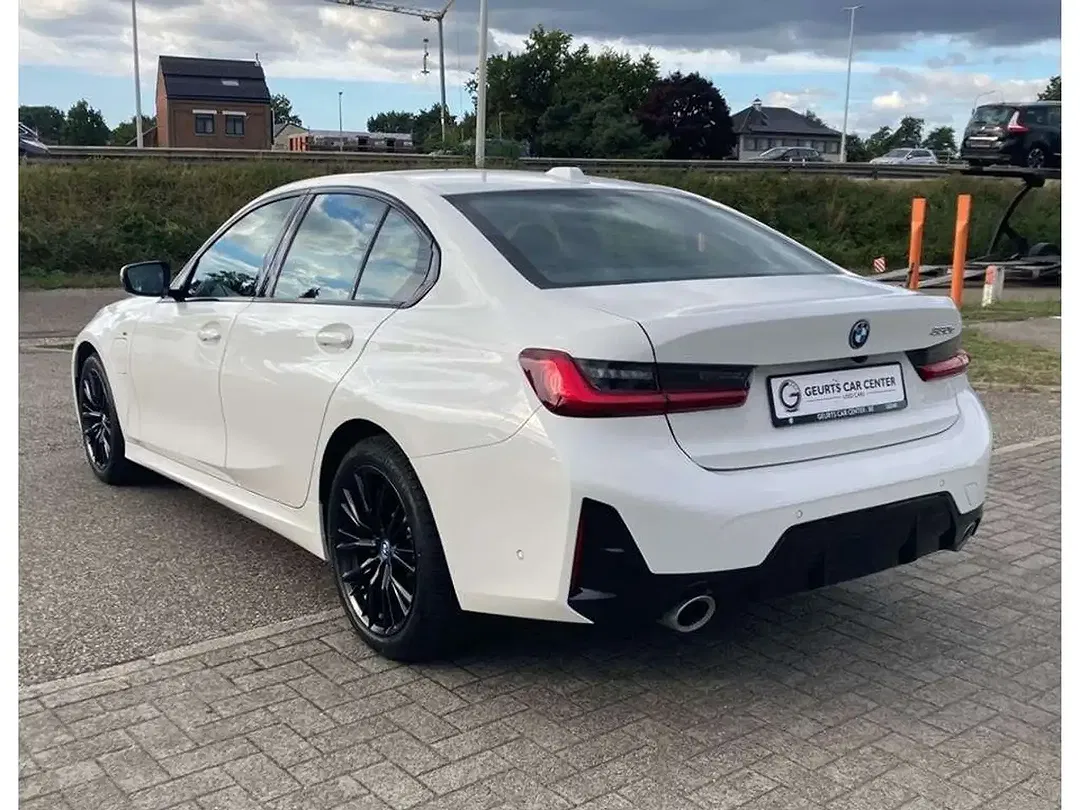 BMW 330 - Thumbnail 4