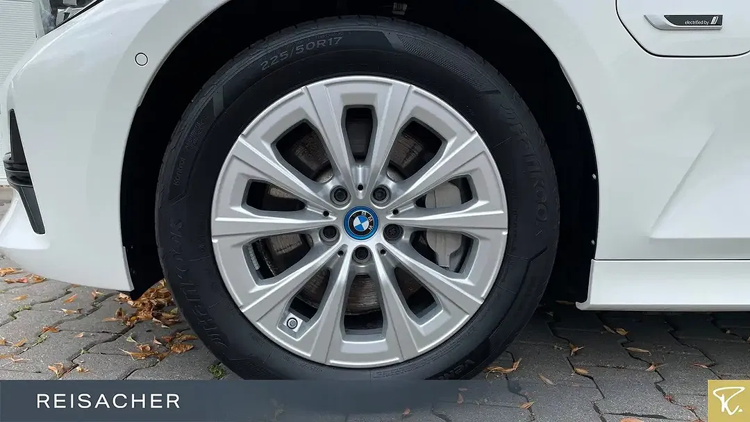 BMW 330 xDrive Advantage - Thumbnail 3