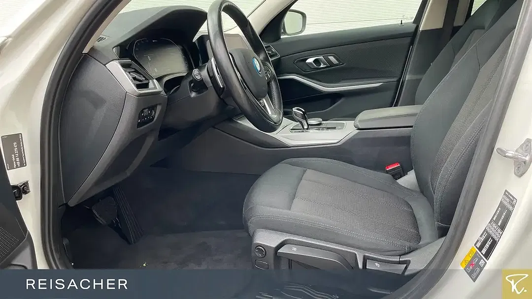 BMW 330 xDrive Advantage - Thumbnail 4