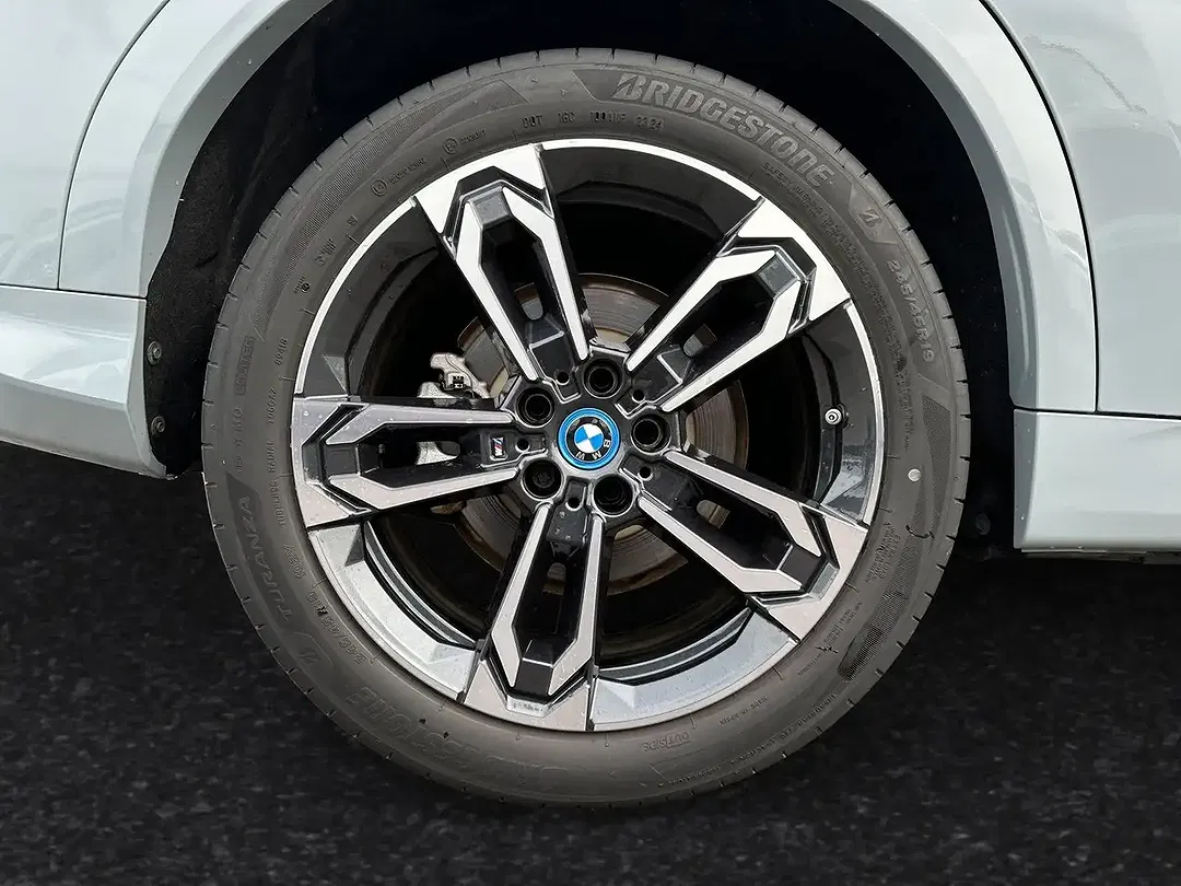 BMW iX2 eDrive M - Thumbnail 3
