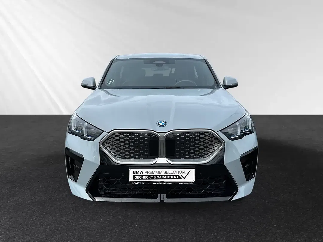 BMW iX2 eDrive M - Thumbnail 4