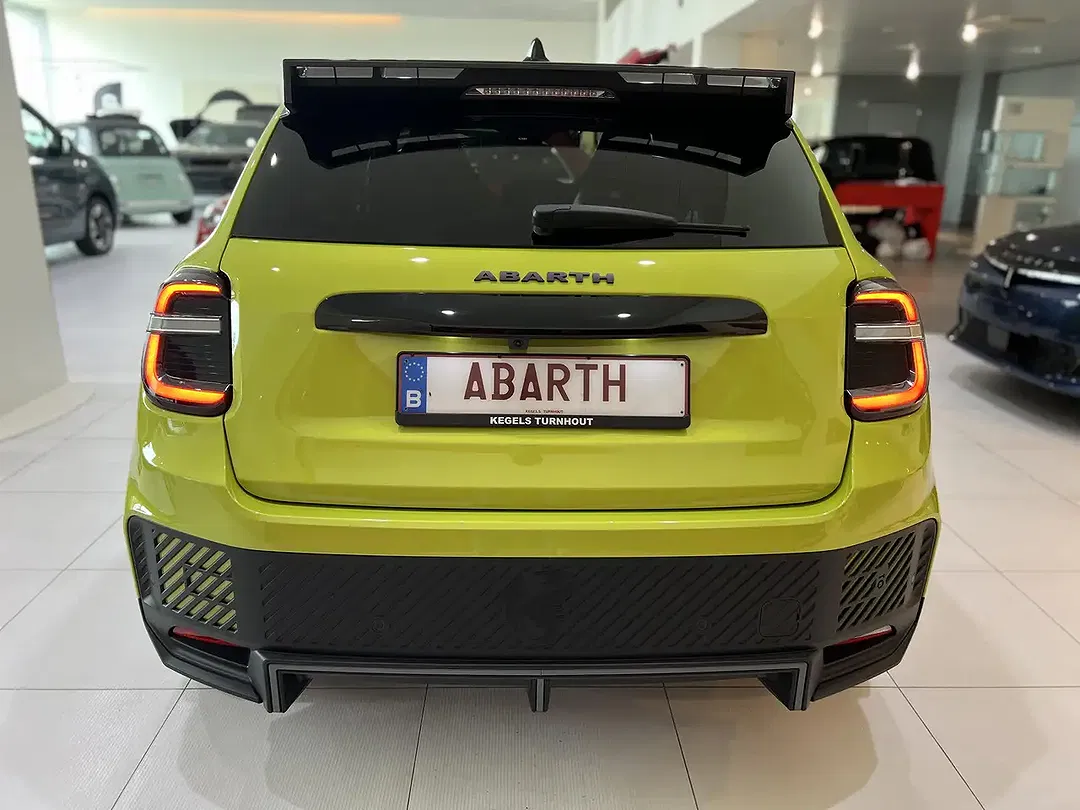 Abarth 500e Scorpionissima - Thumbnail 6
