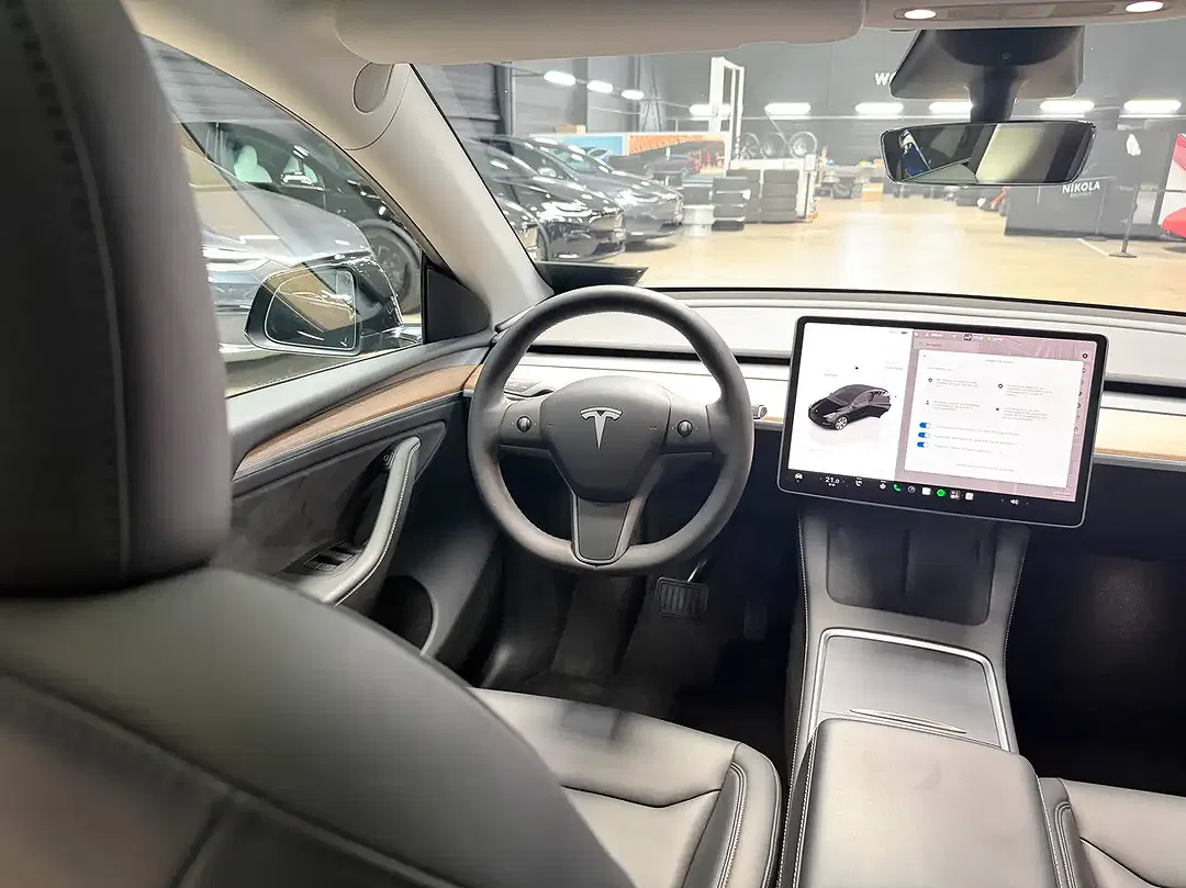 Tesla Model Y RWD Premium - Thumbnail 15