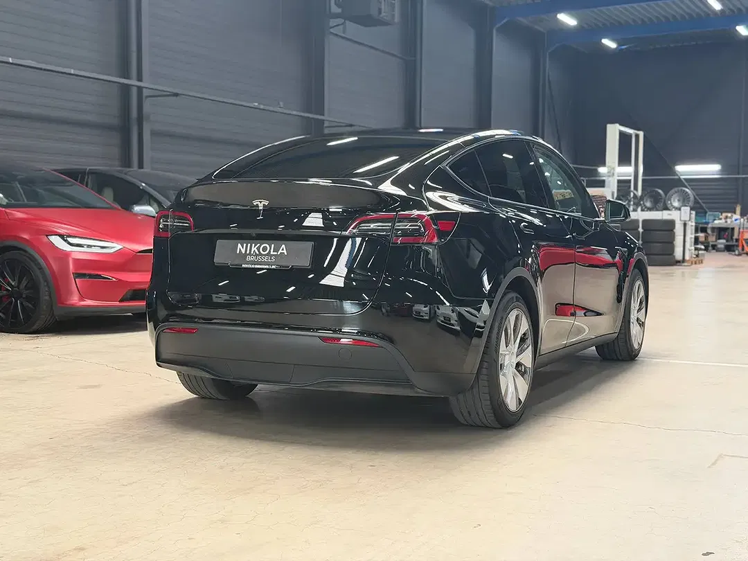 Tesla Model Y RWD Premium - Thumbnail 4