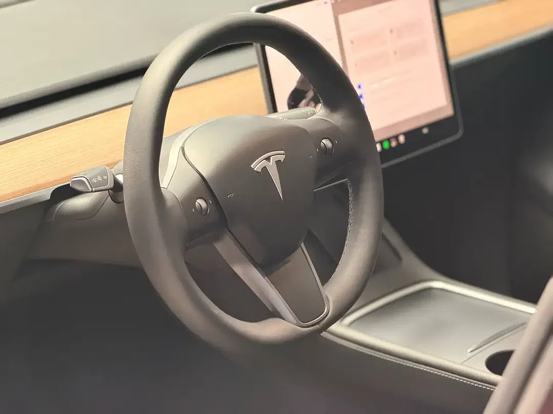 Tesla Model Y RWD Premium - Thumbnail 9