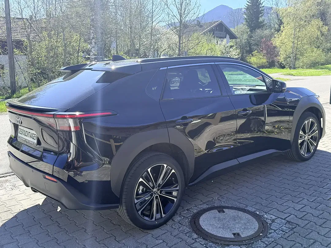 Toyota bZ4X - Thumbnail 3