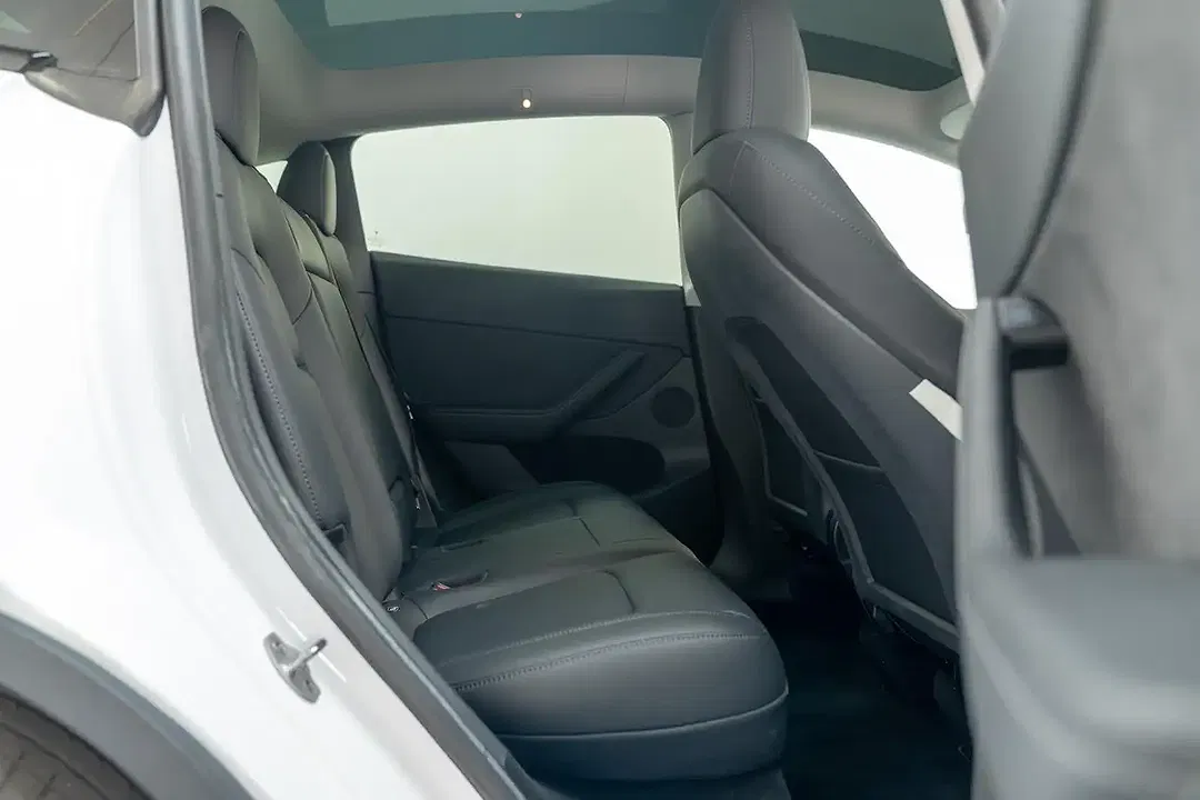 Tesla Model Y AWD Dual Motor - Thumbnail 10