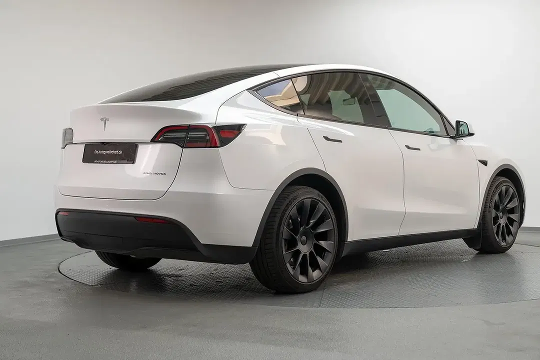 Tesla Model Y AWD Dual Motor - Thumbnail 5