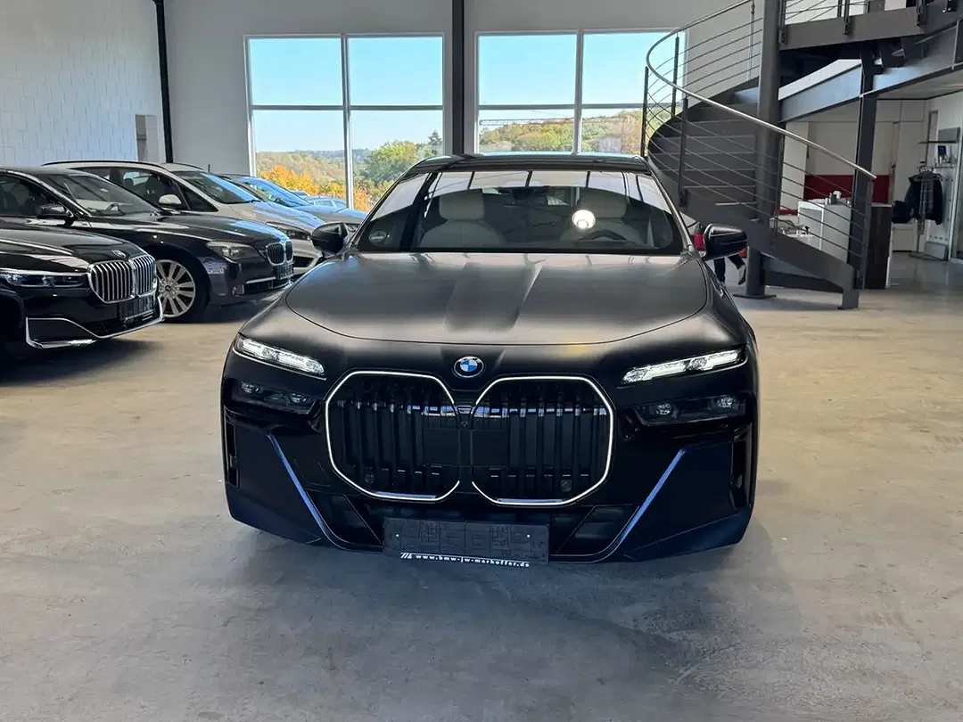 BMW 750 xDrive M Sport Pro Individual Lounge - Thumbnail 3