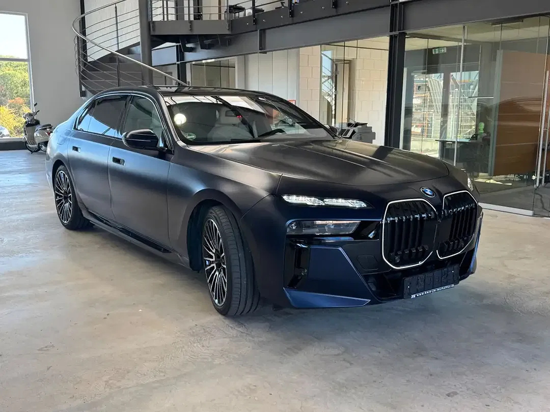 BMW 750 xDrive M Sport Pro Individual Lounge - Thumbnail 4