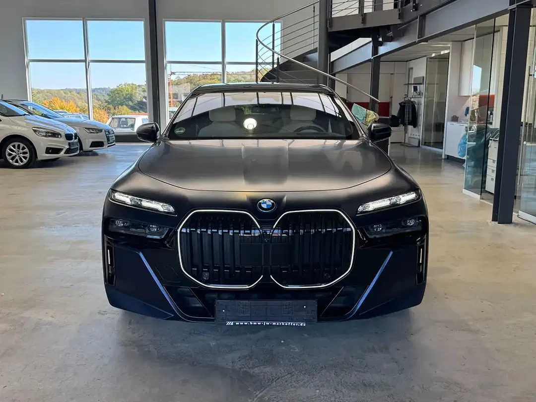 BMW 750 xDrive M Sport Pro Individual Lounge - Thumbnail 8
