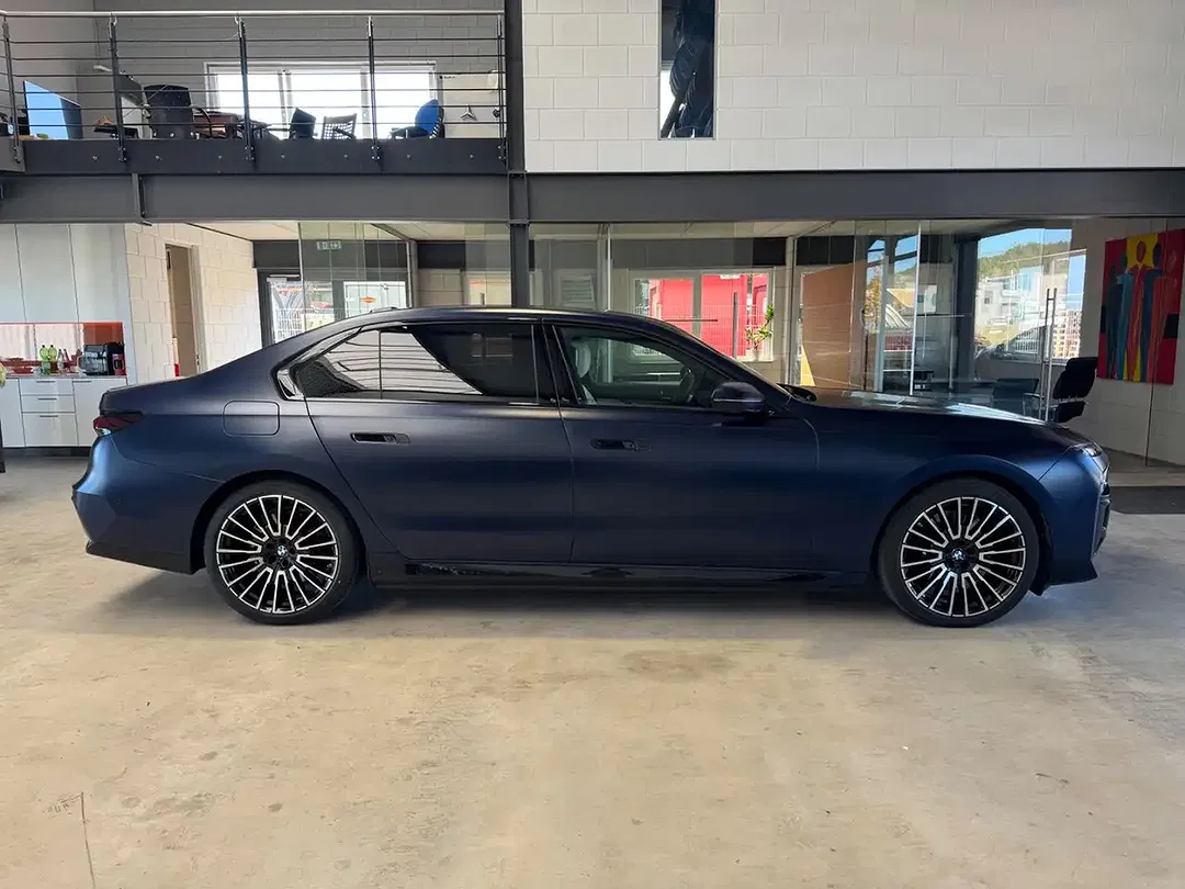 BMW 750 xDrive M Sport Pro Individual Lounge - Thumbnail 9