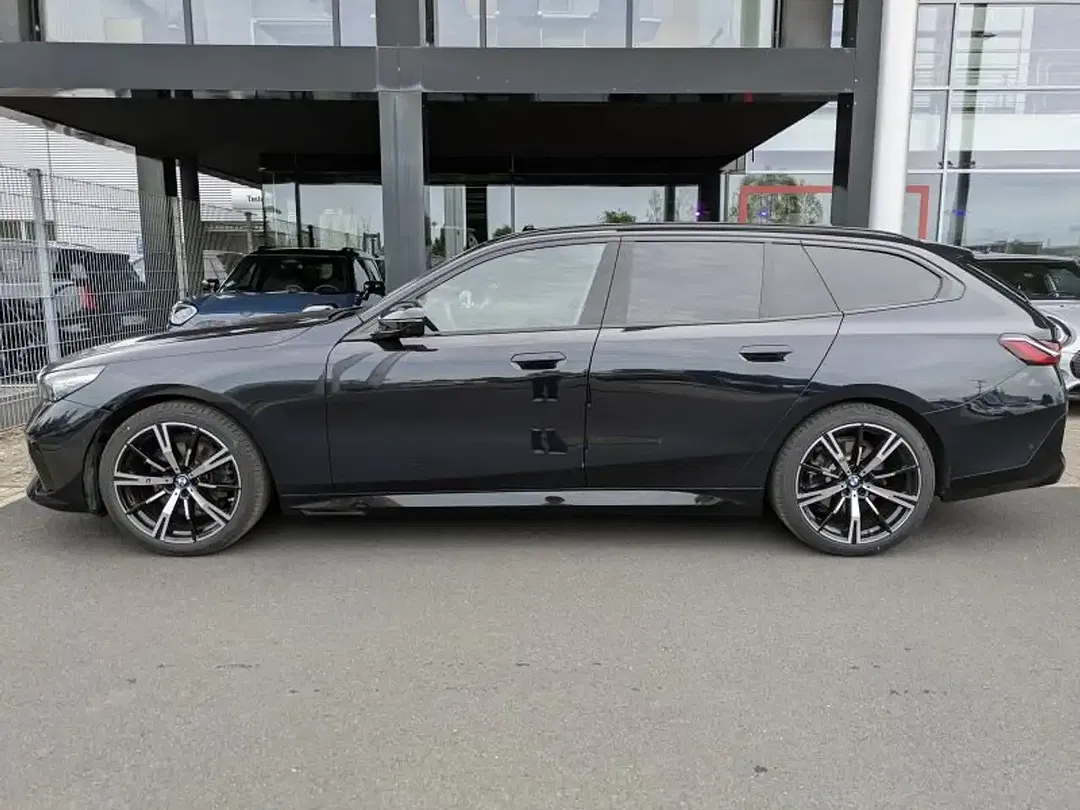 BMW 520 Touring M Sport - Thumbnail 1